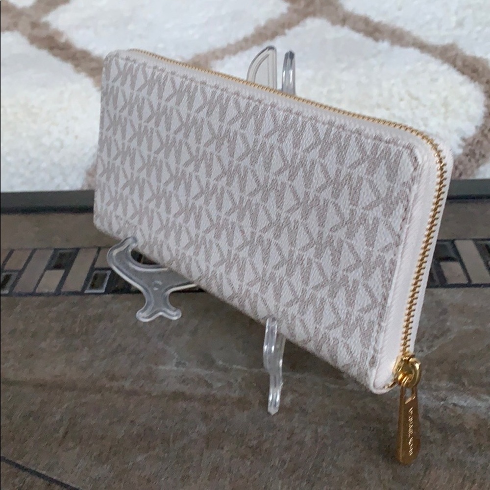 MICHAEL KORS LG ZA CONTINENTAL VANILLA WALLET - Picture 8 of 16